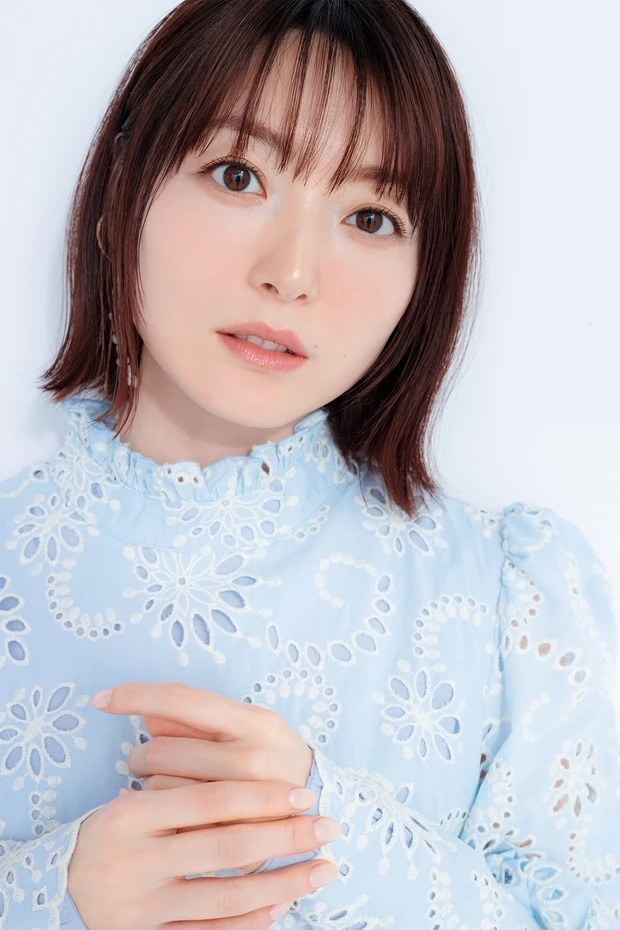 声優デビュー20周年の花澤香菜さんが魅せる透明感あるメイクテクニックを紹介！